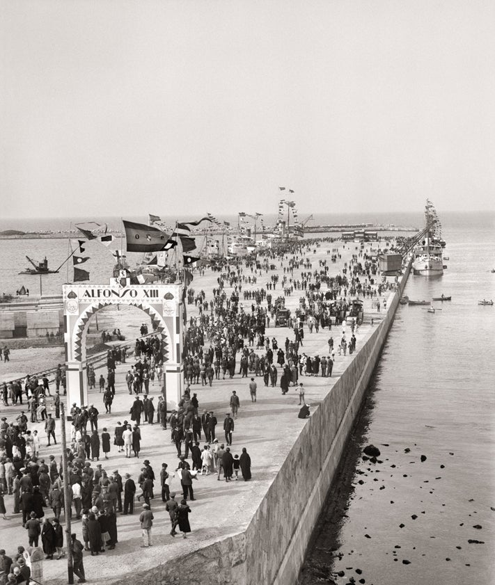 Imagen secundaria 2 - El trasatlántico Roma-Ceuta. 1924; Primera jura de bandera de la Legión, en Ceuta, octubre de 1920 e inauguración del muelle 'Alfonso XIII', en Ceuta, 1928.